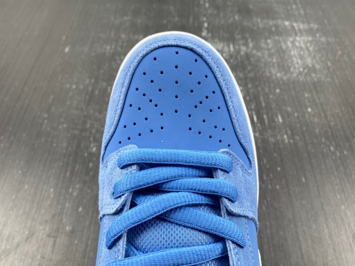 Nike SB Dunk Low Philadelphia Phillies DQ4040-400