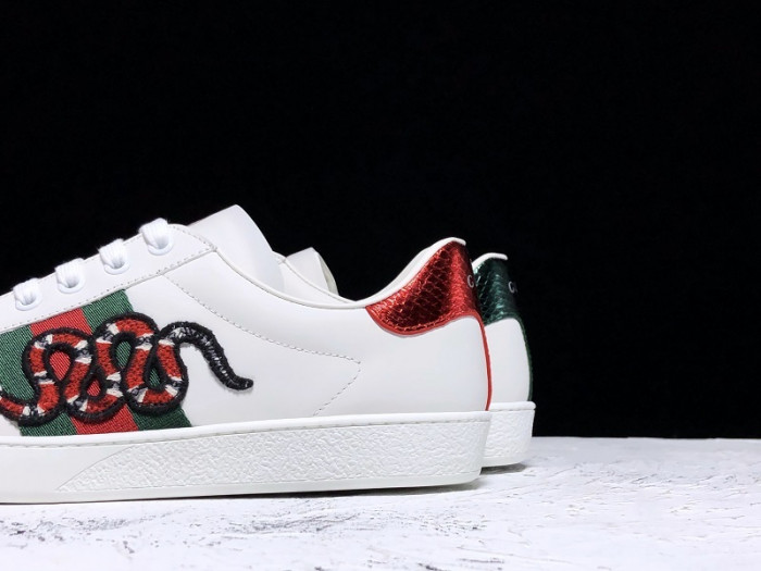 Gu66 Ace Embroidered Low-Top Sneaker white with snake