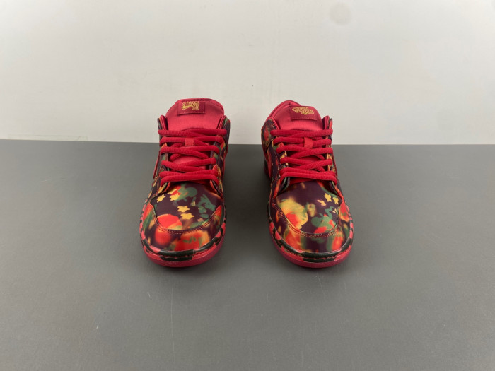 Nike SB Dunk Low The Wizard of Oz Poppy Field FZ1291-600