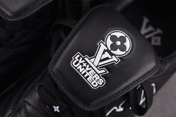 Lou1su1tt Footprint Soccer Black White